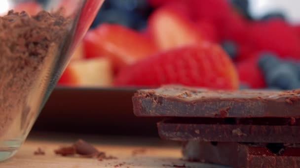 Миска крошек печенья и колонна кусочков шоколада — стоковое видео