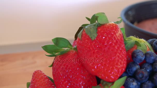 Früchte auf dem Küchentisch und Kuchen in Form — Stockvideo