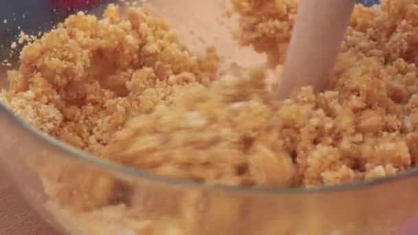 Soubory cookie jsou rozdrcené na drobky v misce s paličkou — Stock video