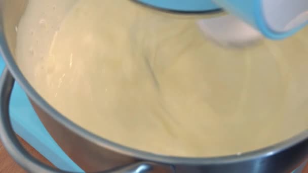 Електричний пиріг шепоче нежирний крем в мисці — стокове відео