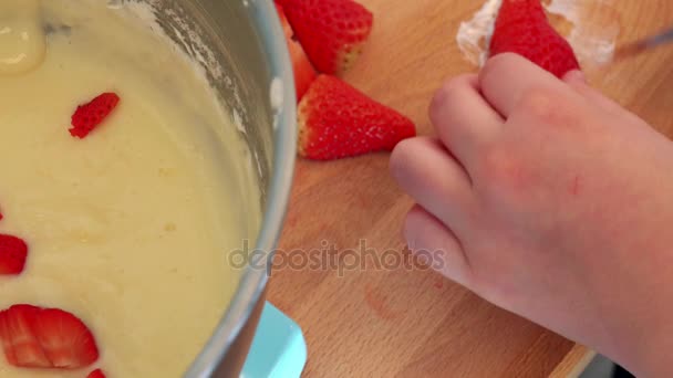 Eine Frau schneidet Erdbeeren zu viert — Stockvideo