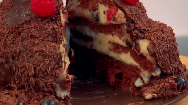 Een chocolate cake met frambozen en bosbessen — Stockvideo