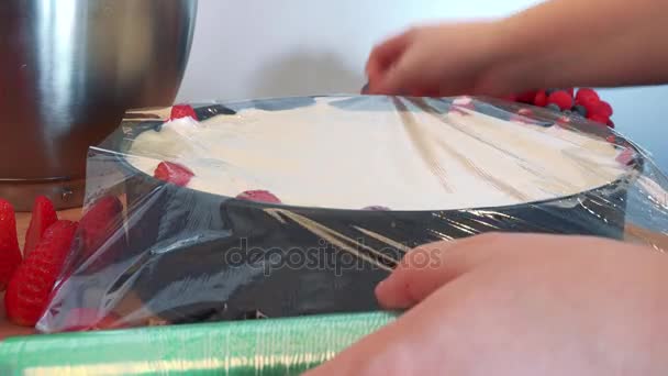 Женщина заворачивает торт в форму — стоковое видео