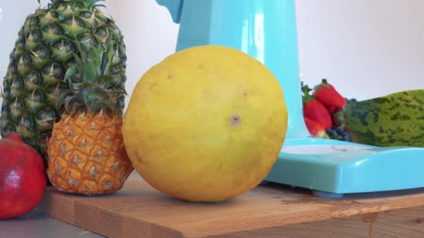 Vari tipi di frutta intorno a un battitore elettrico — Video Stock