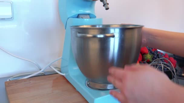 A woman prepares a bowl and an electric beater — Stock Video