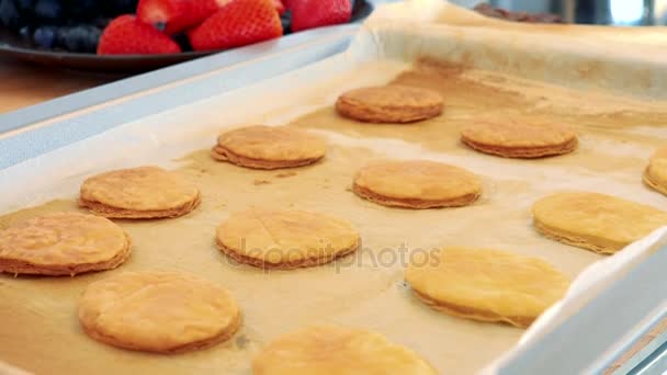 Phyllo-Teigrunden auf einem Backblech — Stockvideo