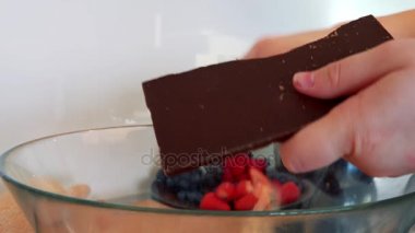 Bir kadın bir bar çikolata patates soyma ile ekleri. 