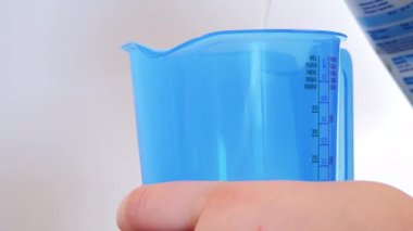 sürahi ölçme plastik süt ile dolu 
