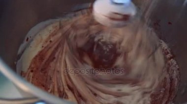 Elektrikli bir çırpıcı bir kapta krem whisks