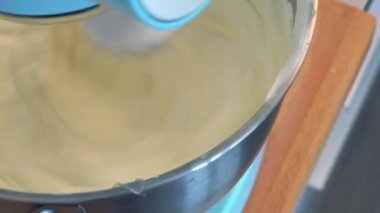 Elektrikli bir çırpıcı bir kabın içinde kalın krem kamçı 