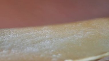 Bir kadın un ile hamur ekskavatörler ve rulo 