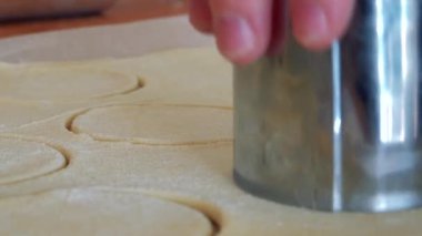 Daireler phyllo hamur dışarı kesilir 
