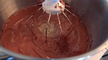 Bir kase krem çikolata ile elektrikli bir çırpıcı başkanı 