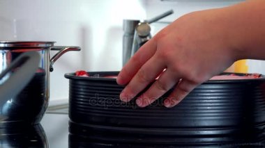 Bir kadın bir fırın formu kaldırdı ve bir pasta ortaya çıkarır 