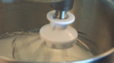 Elektrikli bir çırpıcı bir kase içinde krem kamçı