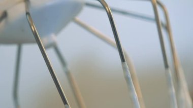 Elektrikli bir çırpıcı başkanı krem üzerine geri kalanı ile