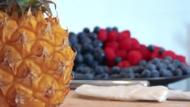 Yaban mersini ve ahududu mutfak tezgahı üzerinde bir kase
