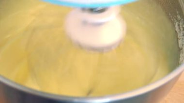 Elektrikli bir çırpıcı bir pasta için krema bir kapta whisks. 