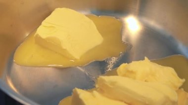 çelik bir kase içinde erime adet tereyağı 