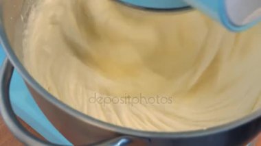 Elektrik döven bir kapta krem şanti