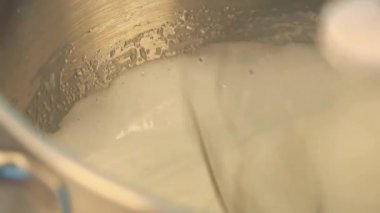 Elektrikli bir çırpıcı beyaz krem kamçı 
