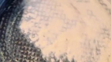 Un pişirme form tereyağı kaplı alt genelinde yayılıyor