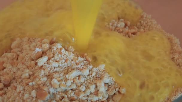 Uma mistura de óleo e açúcar é vertida em uma tigela — Vídeo de Stock