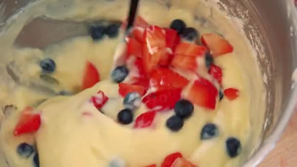 一个女人在碗里用浆果搅拌奶油 — 图库视频影像