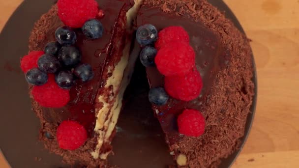 Um bolo de chocolate com framboesas e mirtilos — Vídeo de Stock