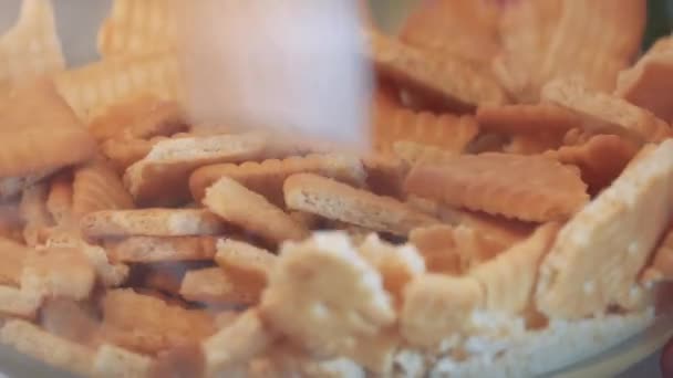 Las galletas se trituran en migajas en un tazón con un mortero — Vídeo de stock