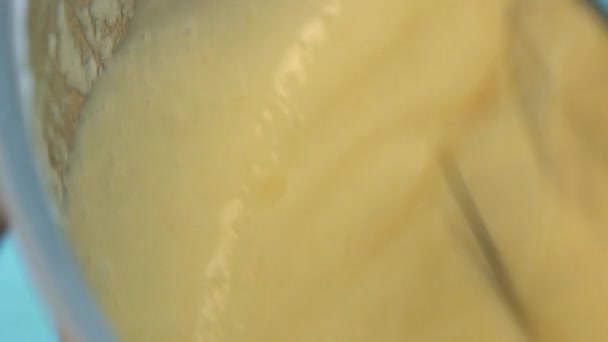 Un frullatore elettrico frusta la crema per una torta in una ciotola — Video Stock