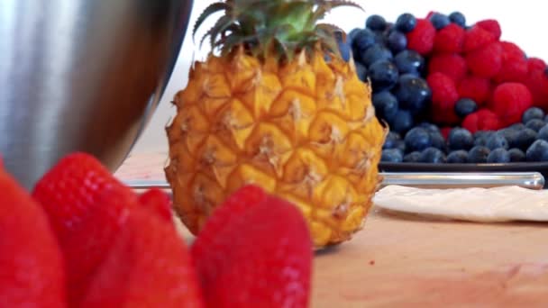 Divers fruits sur un comptoir de cuisine — Video