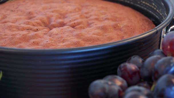 Una base di torta in una forma e chicchi d'uva neri — Video Stock