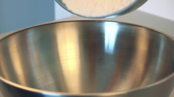 La harina se vierte en un recipiente de acero — Vídeos de Stock