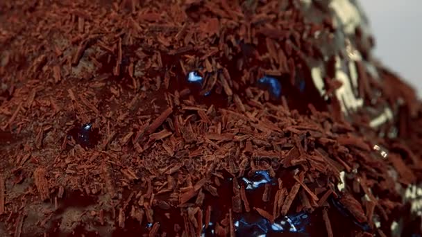 Chocolate escuro é polvilhado em um bolo — Vídeo de Stock