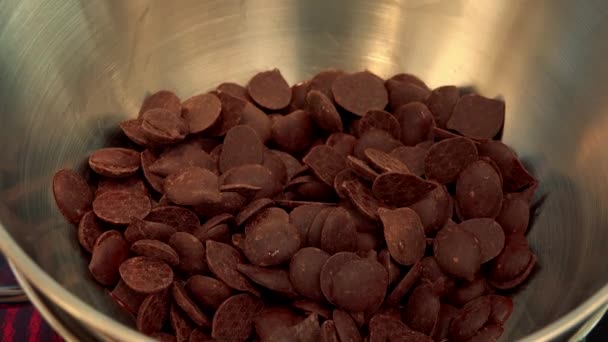 Kobieta wzbudza topnienia kawałki czekolady w misce — Wideo stockowe