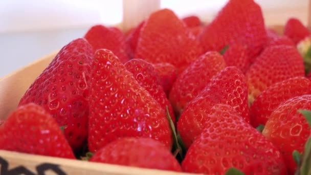 Aardbeien in een klein mandje — Stockvideo