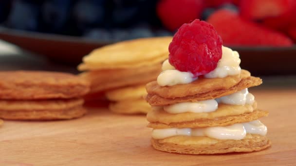 Uma mulher faz uma sobremesa com balas de pastelaria — Vídeo de Stock