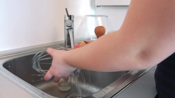 A woman washes a whisk of an electric beater — Stock Video