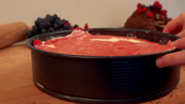 一个女人抬起烘烤的形式，揭示了一个蛋糕 — 图库视频影像