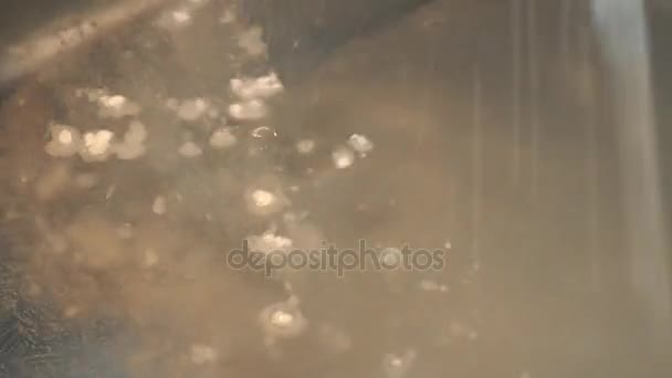 La poudre de gélatine est versée dans un pot d'eau  