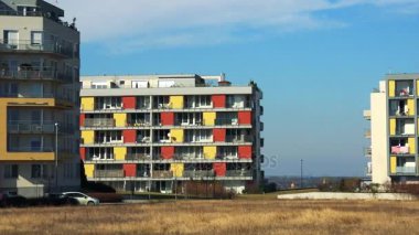 Park edilmiş arabalar ile daireler modern blok 