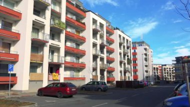 Park edilmiş arabalar ile modern konut 