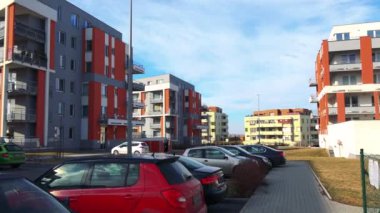 Park edilmiş arabalar ile modern konut 