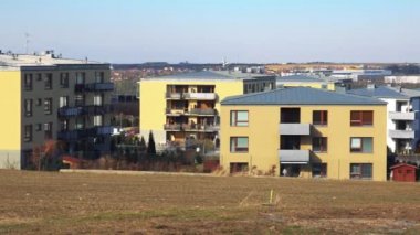 karayolu ile daireler modern yüksek katlı blok 