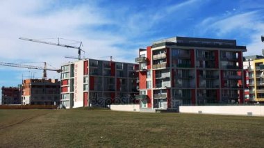 arka planda Vinçler ile modern konut