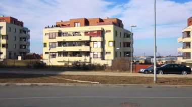 Park edilmiş arabalar ile modern konut 