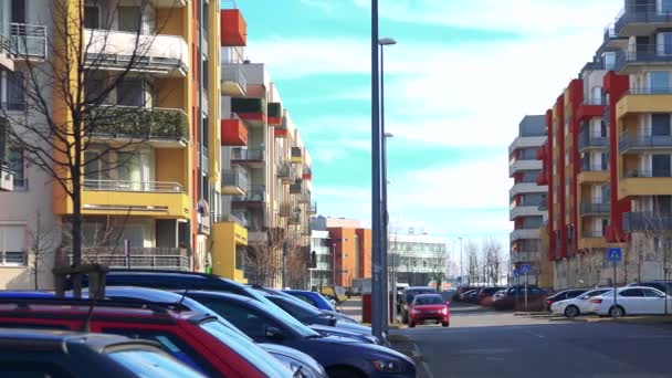 団地住宅における駐車中の車が付いている通り — ストック動画