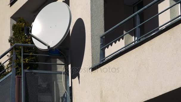 Satellite on the balcony of the flat — Stock Video