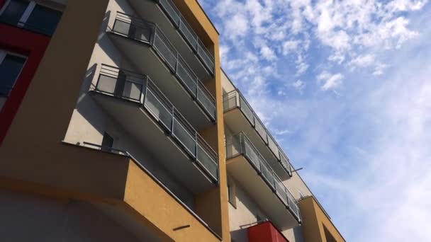 Moderne hoogbouw blok van flats — Stockvideo